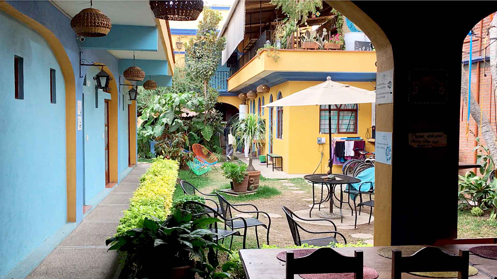 courtyard at azul cielo hostel oaxaca