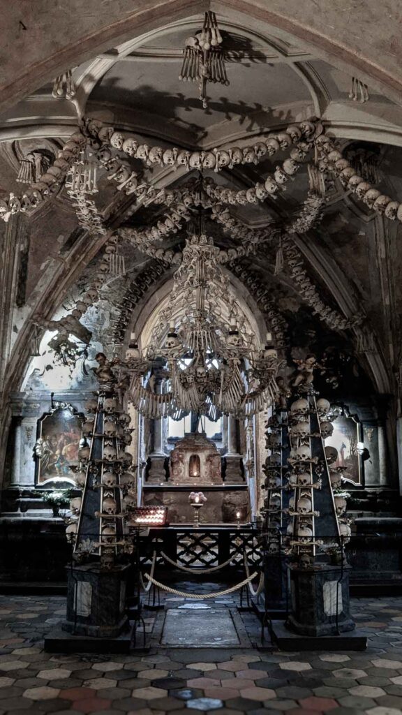 Image of the main sculpture and chandelier in the Kutna Hora Bone Church